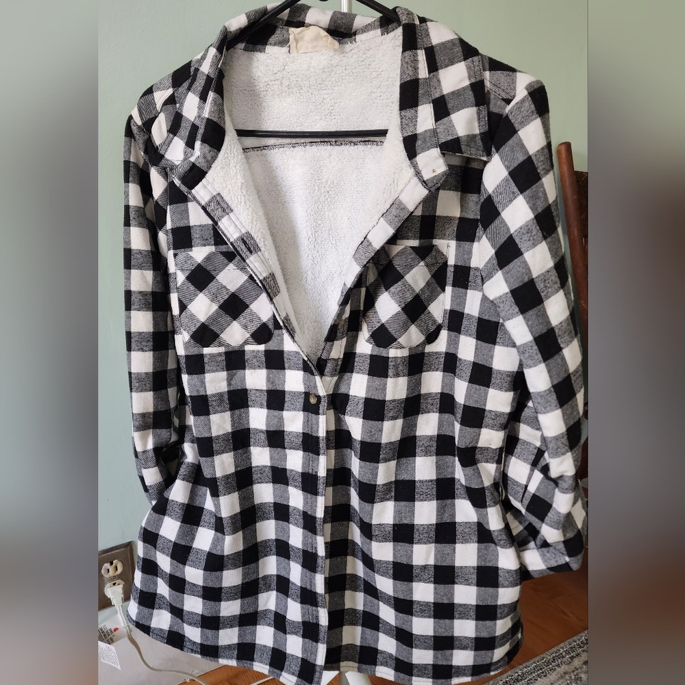 Heavy black and white checkered Flannel jacket size L with fluffy lining